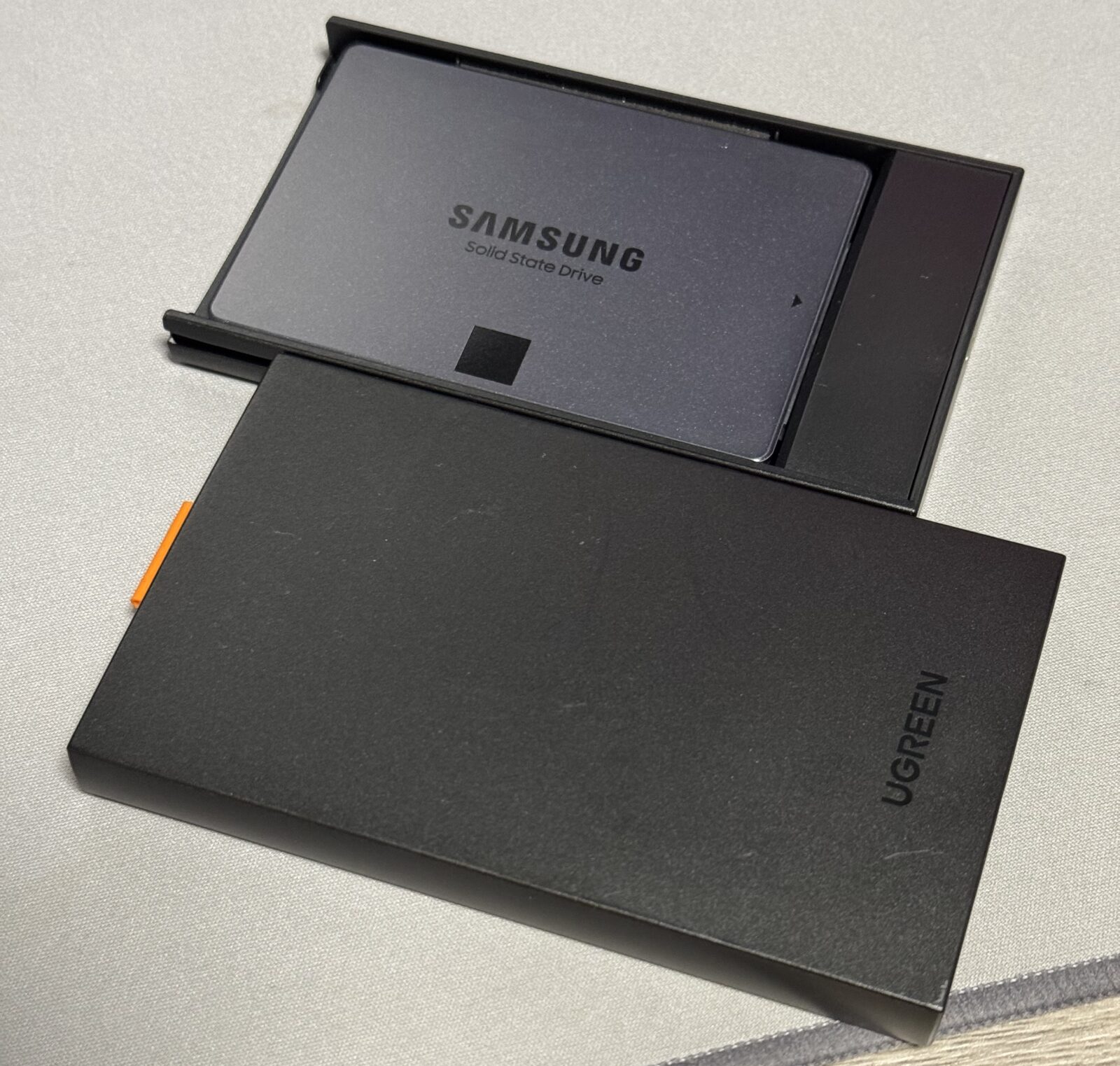 UGREENの2.5インチSSDケースとSSD