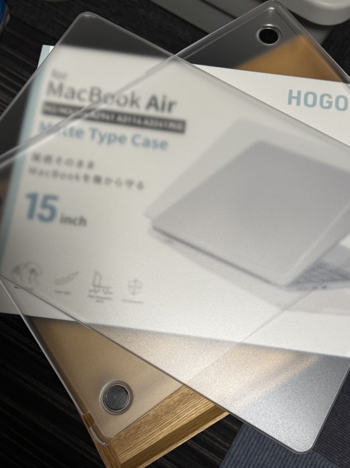 光に透かすと半透明。マットな仕上げです