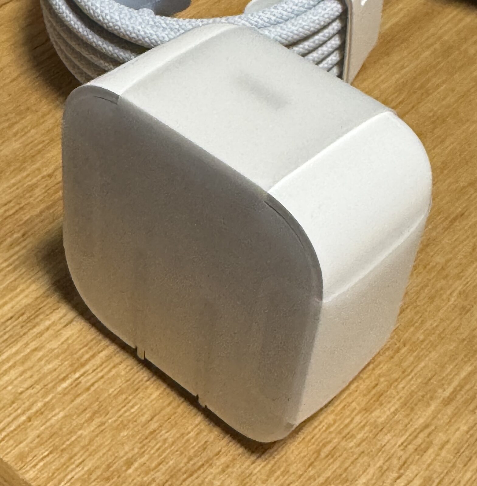 電源アダプタと編組ケーブル