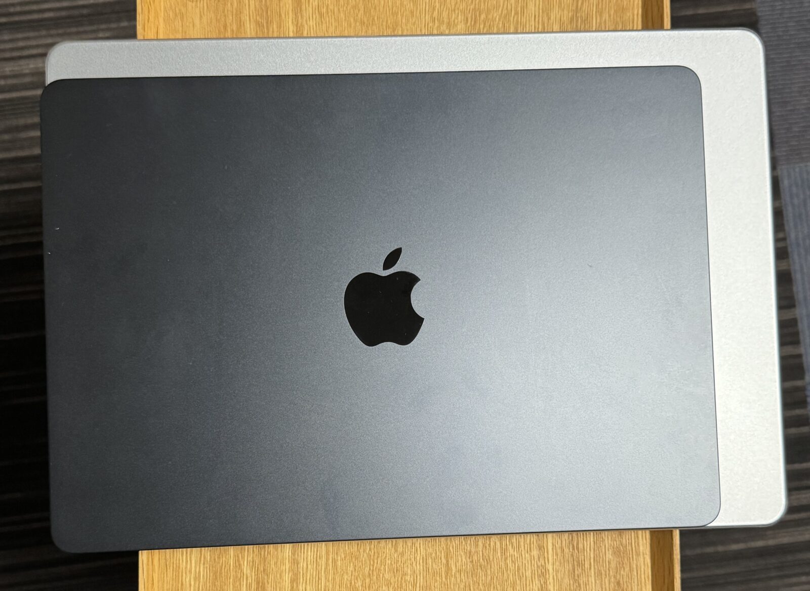 スカイブルーのMacBook Air 15インチ天面