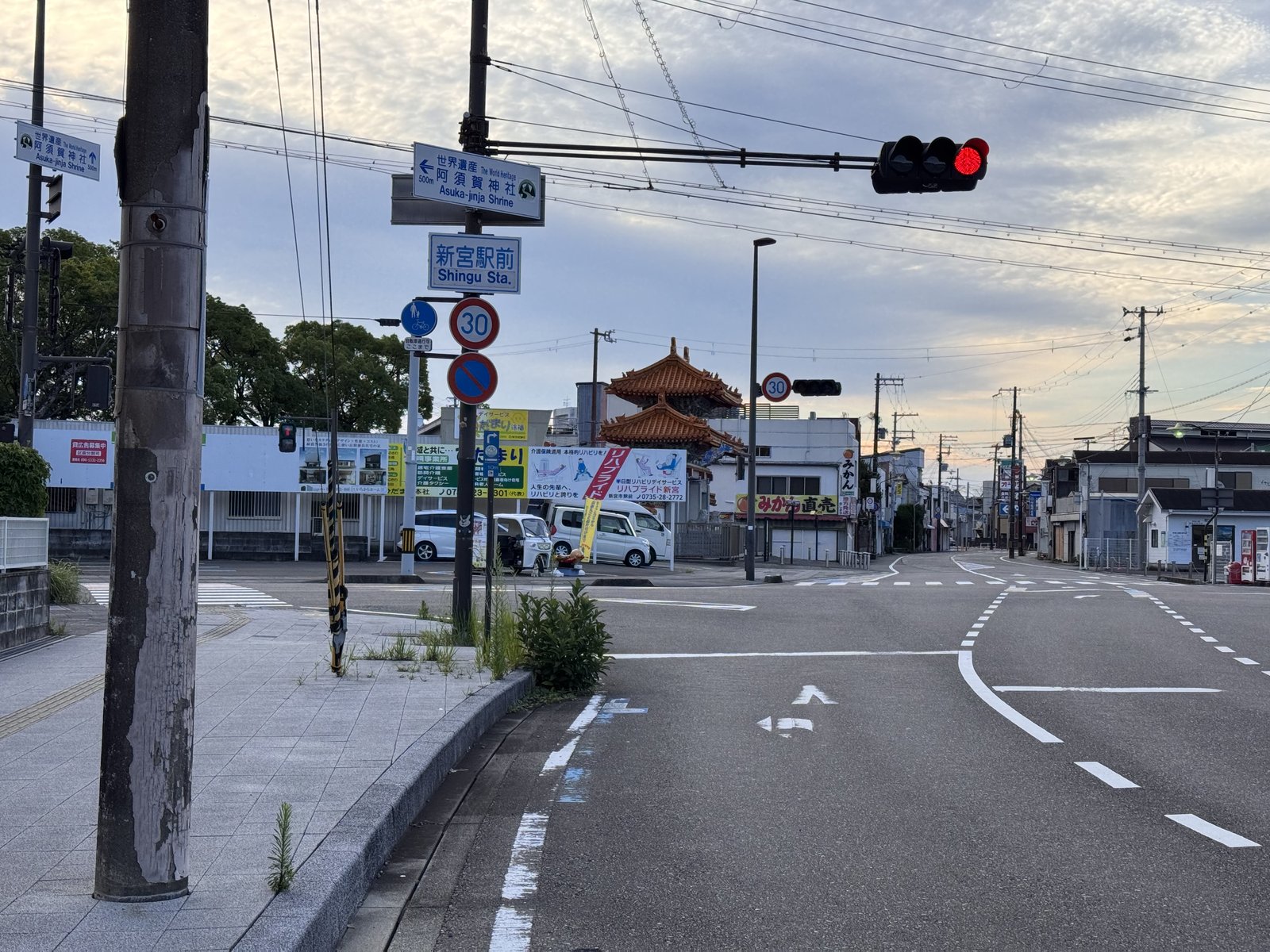 新宮駅前の交差点と徐福公園の楼門