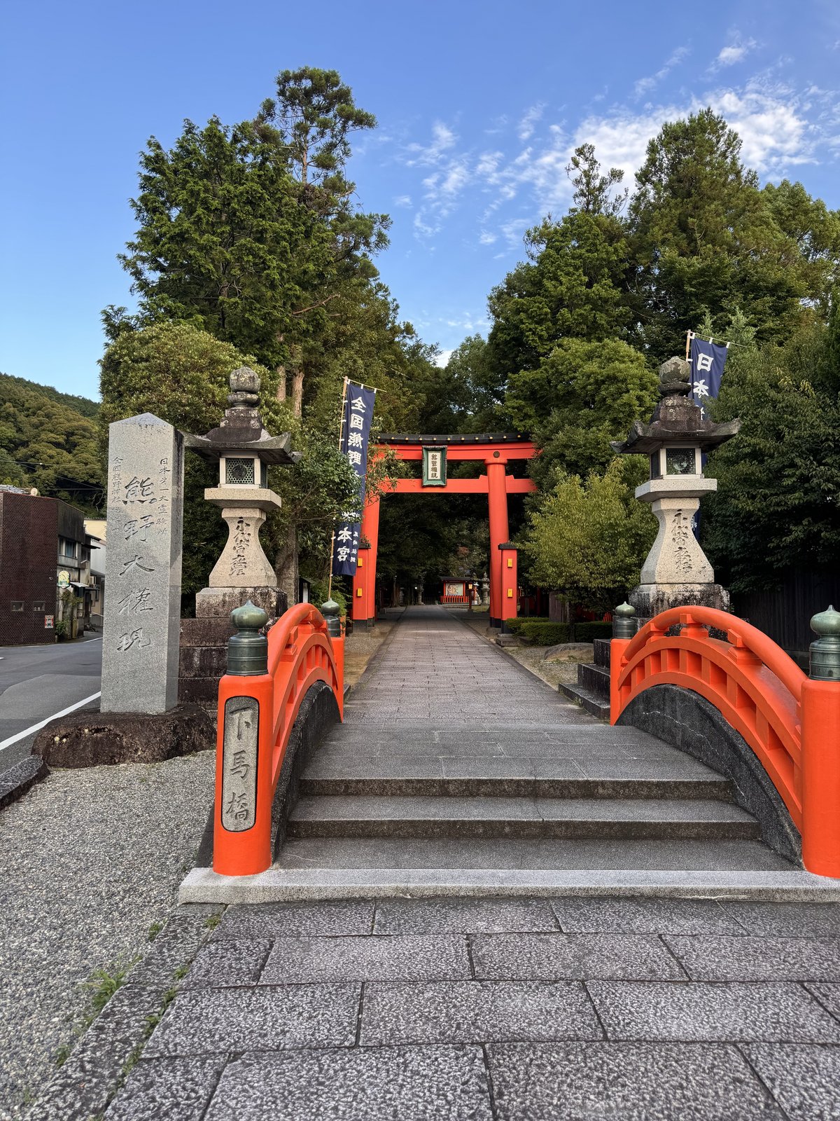熊野速玉大社の朱塗りの大鳥居