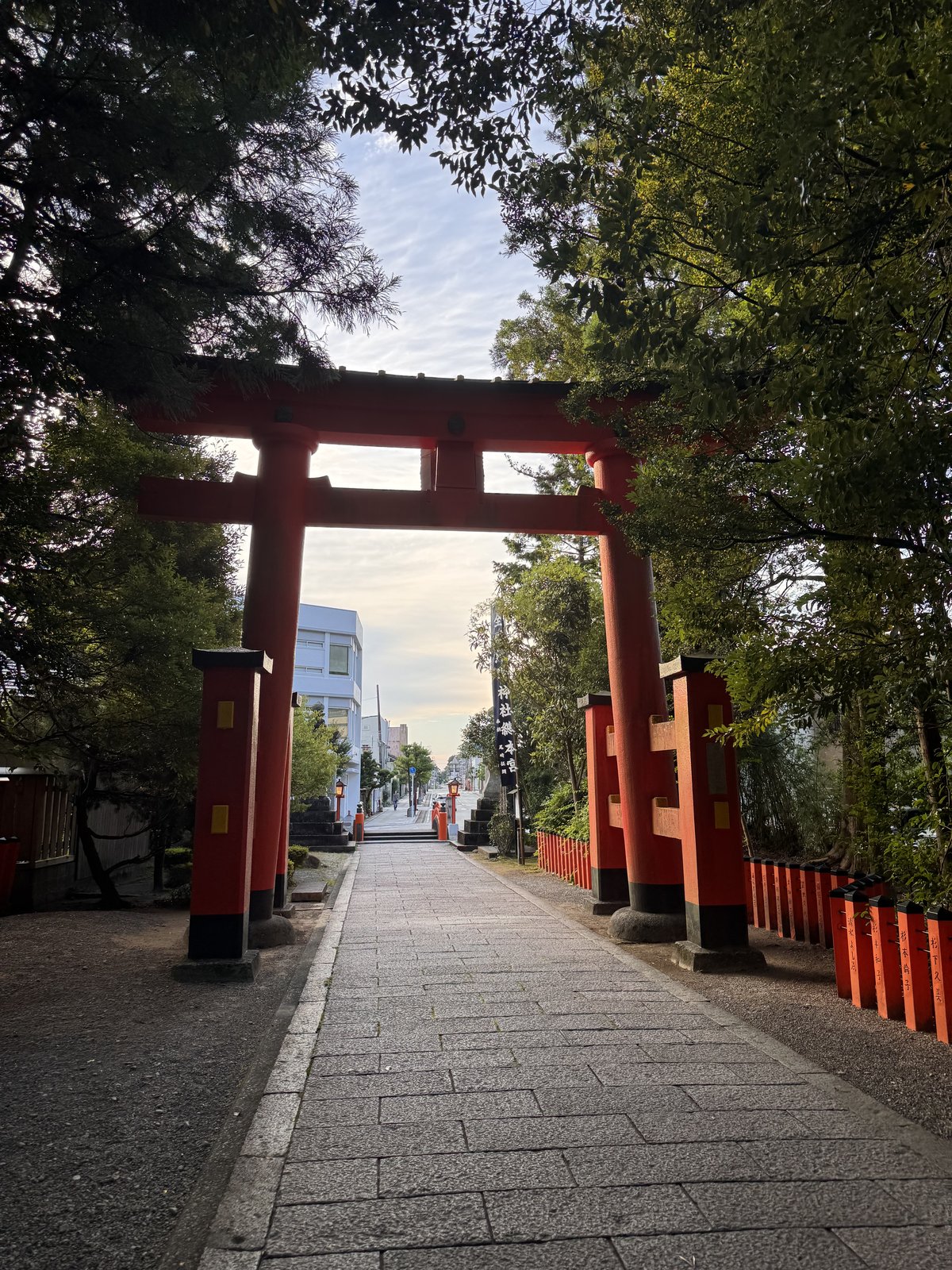 朱の玉垣と灯籠が続く参道
