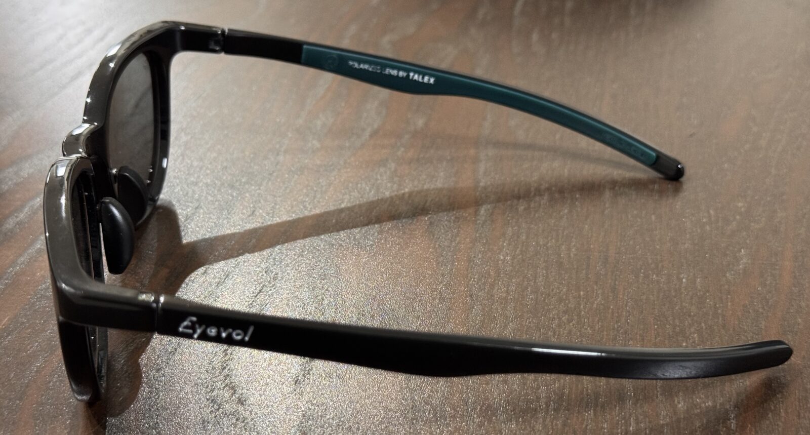 側面。テンプルにEyevolロゴ、内側にPOLARIZED LENS BY TALEXの刻印