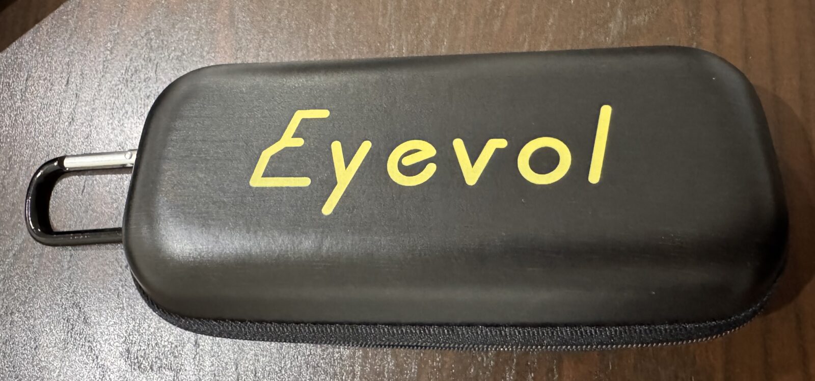 別売りで買い足したEYEVOLロゴ入りのハードケース