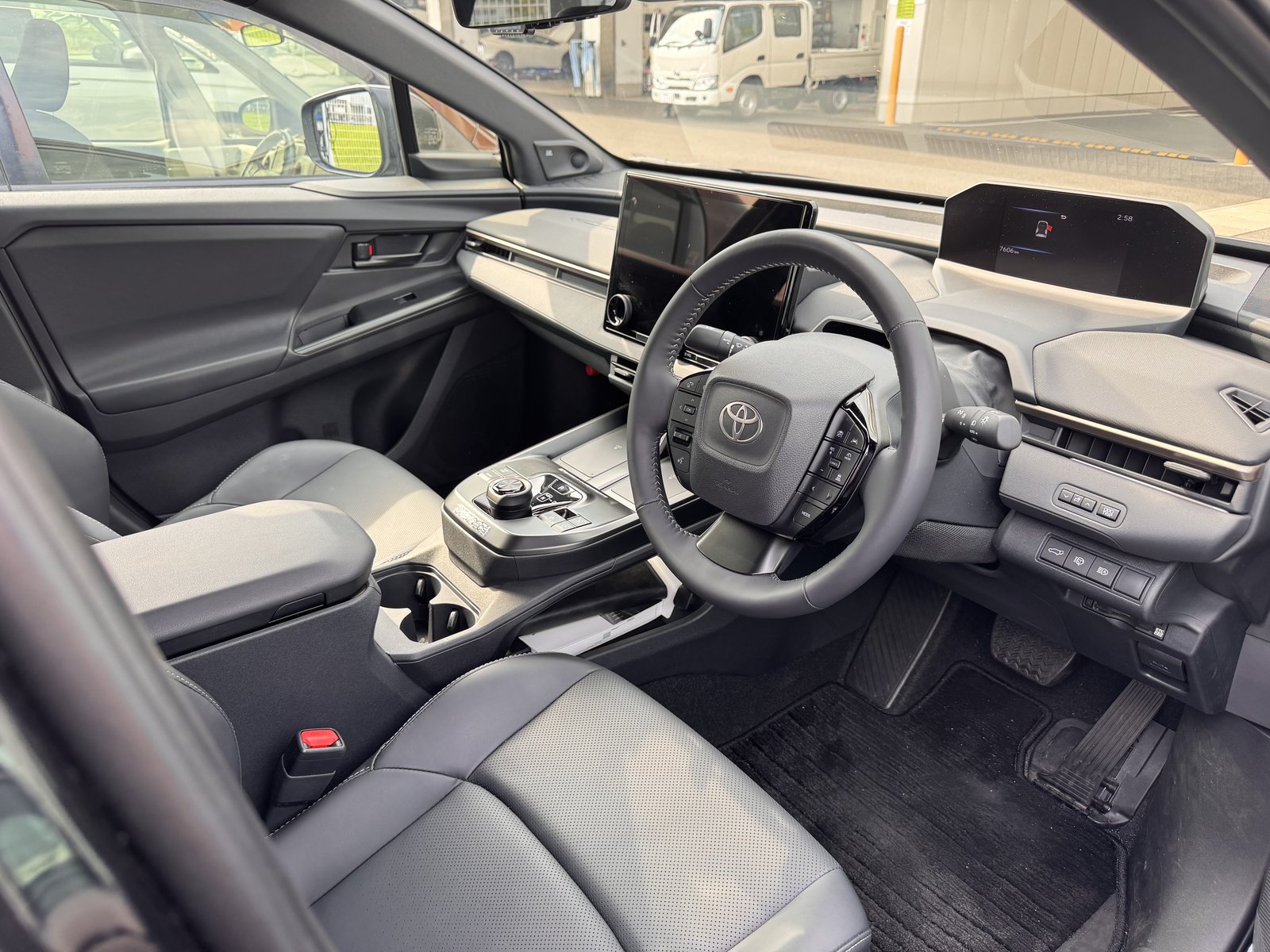 bZ4X Zの運転席まわり。試乗車のオドメーターは7,606km。