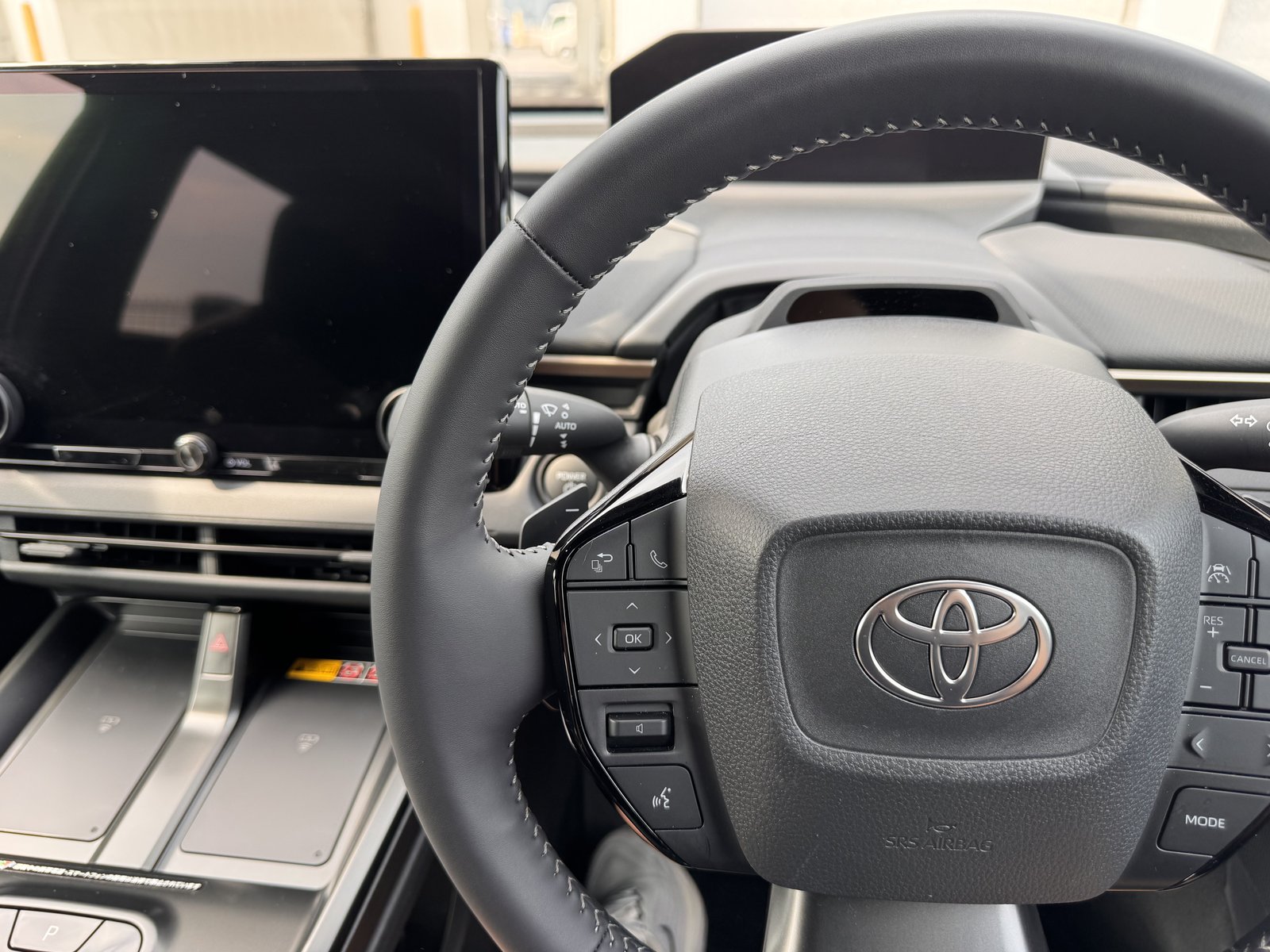 bZ4X Zのステアリングとメーターまわり。