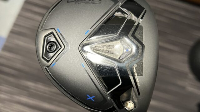 コブラ ダークスピード X フェアウェイウッドを構えたところ
