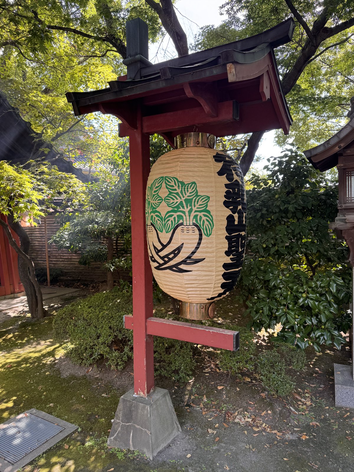 A red lantern at Matsuchiyama Shoden carrying the temple crest of crossed daikon radishes