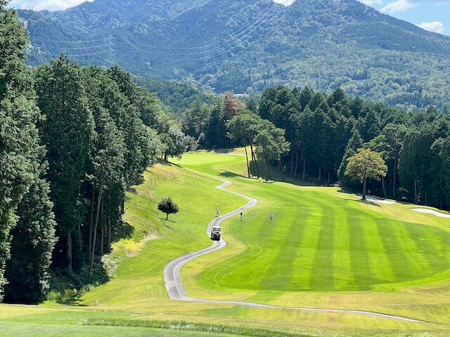山あいの丘陵コース。高速を降りてからしばらく山道が続きます。
