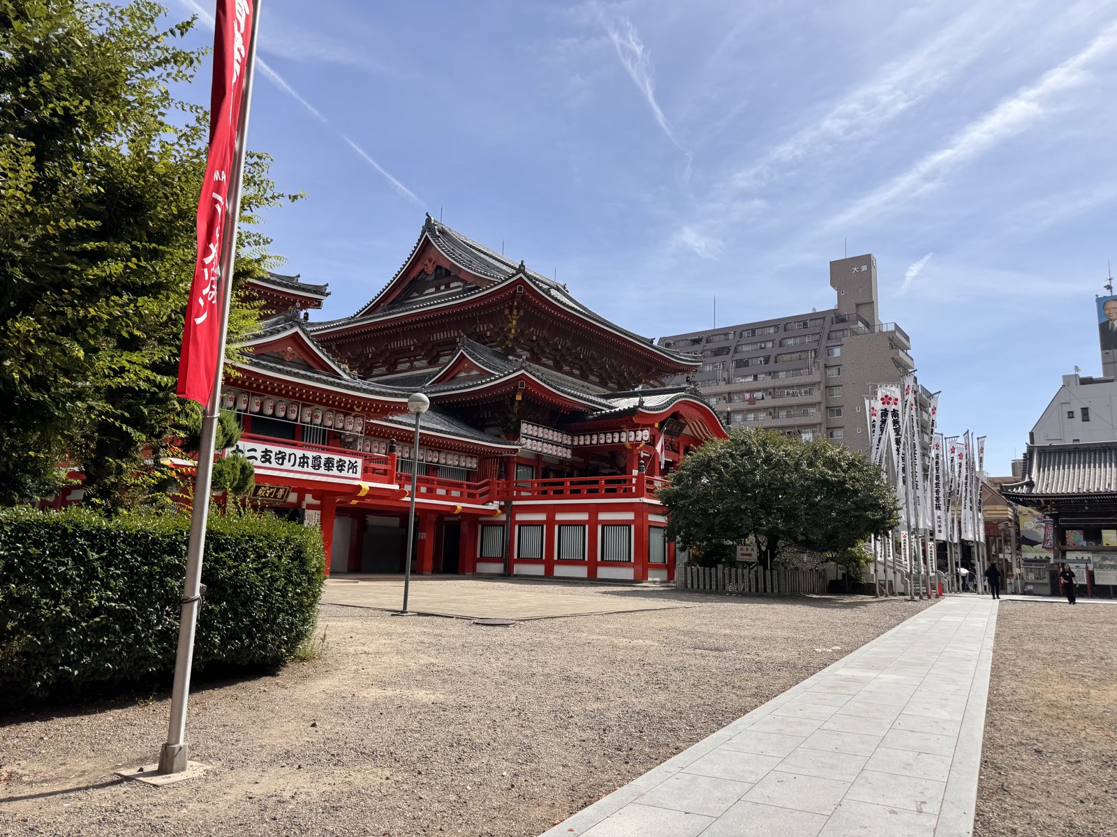 The gravel approach to the main hall of Osu Kannon at 09:17, almost empty