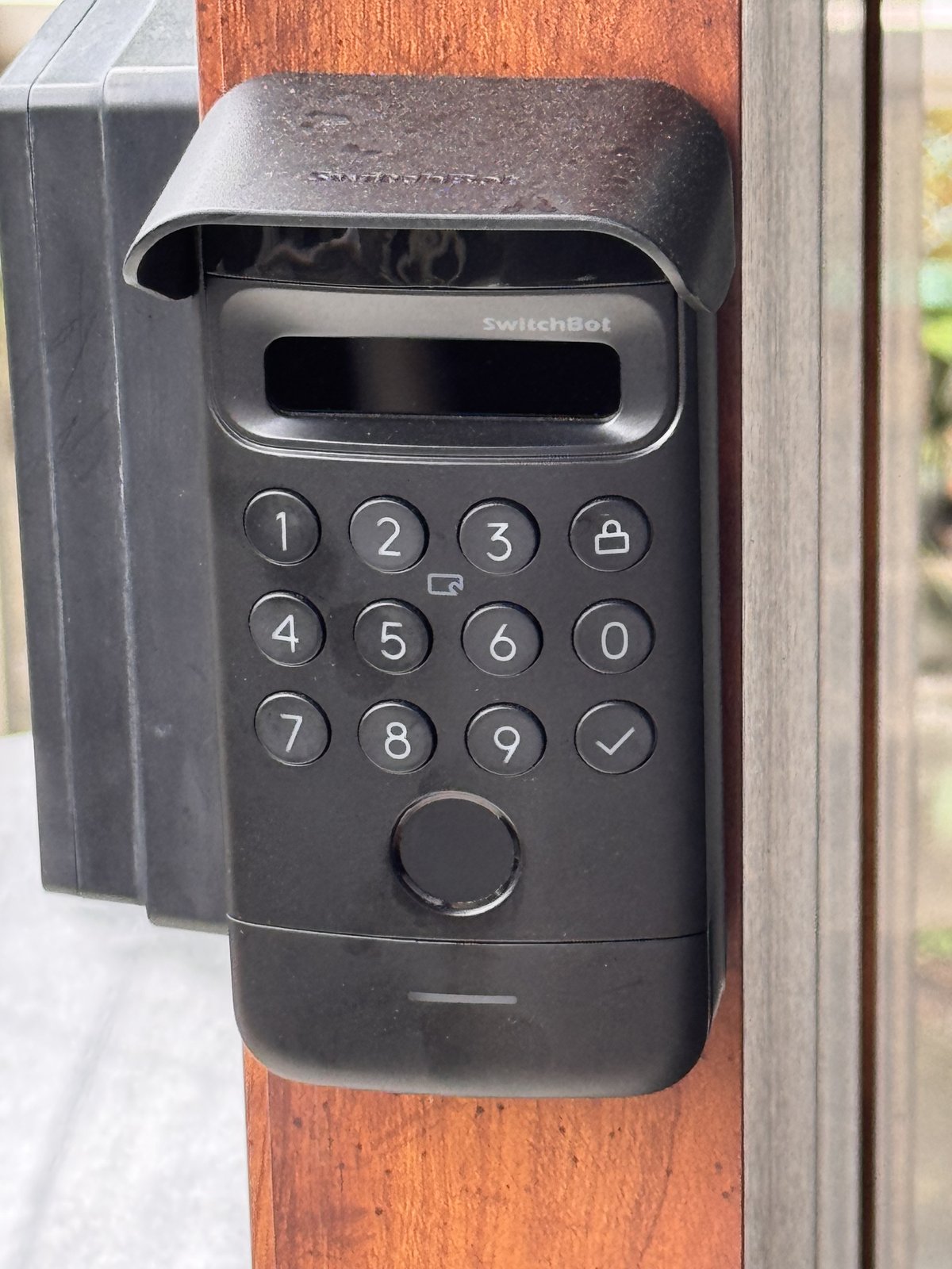 SwitchBot顔認証パッドを斜めから見たところ