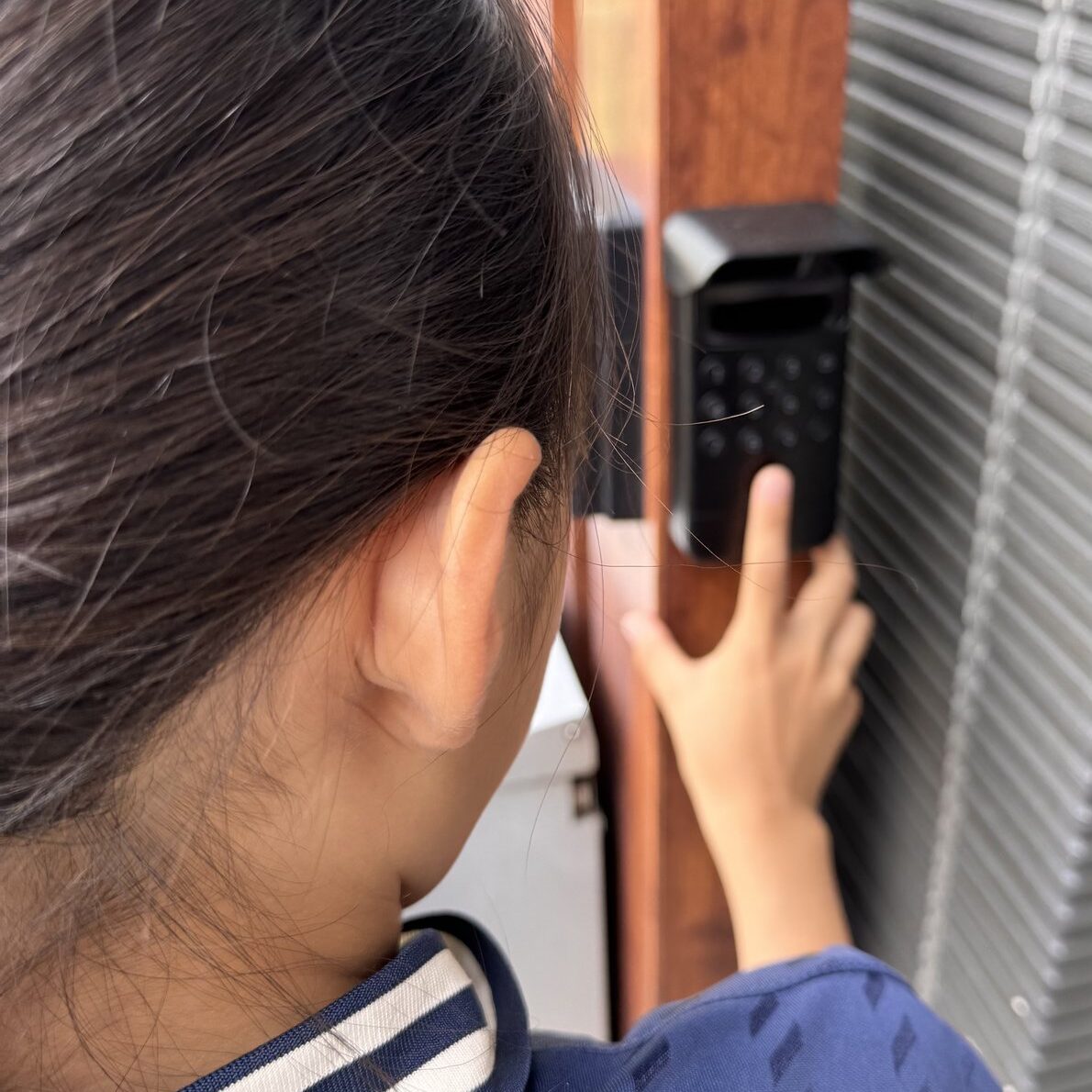 子どもがSwitchBot顔認証パッドで指紋認証しているところ
