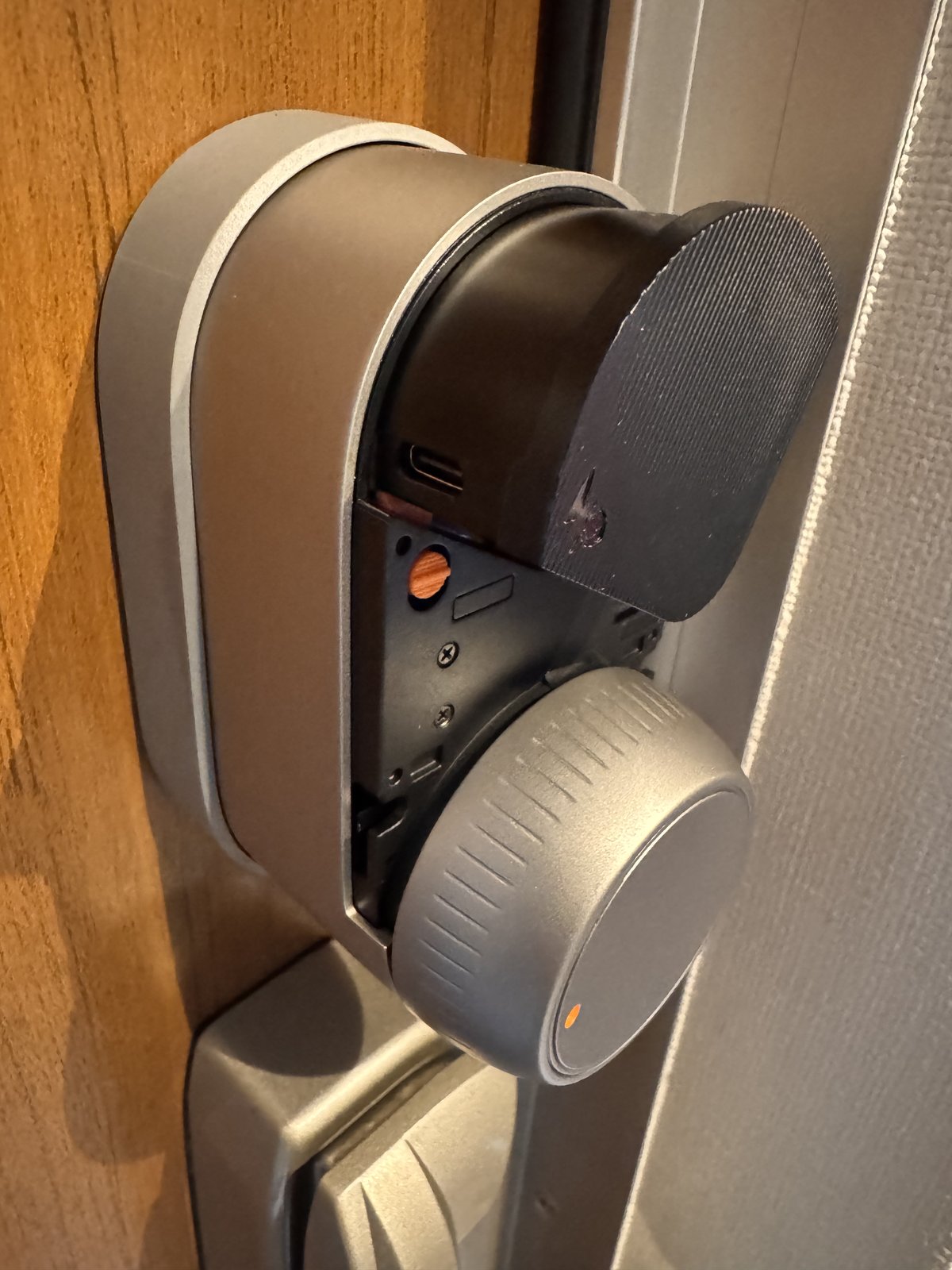SwitchBotロックUltraの電池収納部