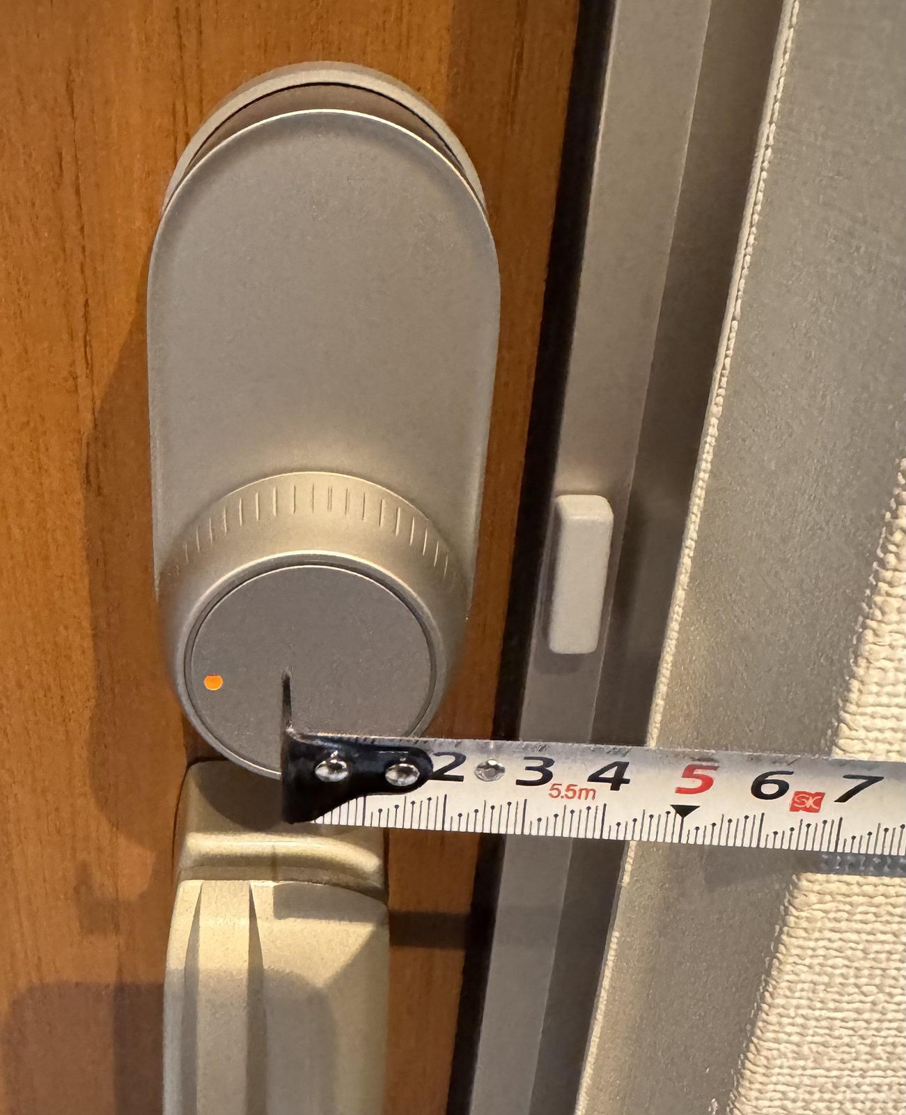 玄関ドアの厚みをメジャーで実測
