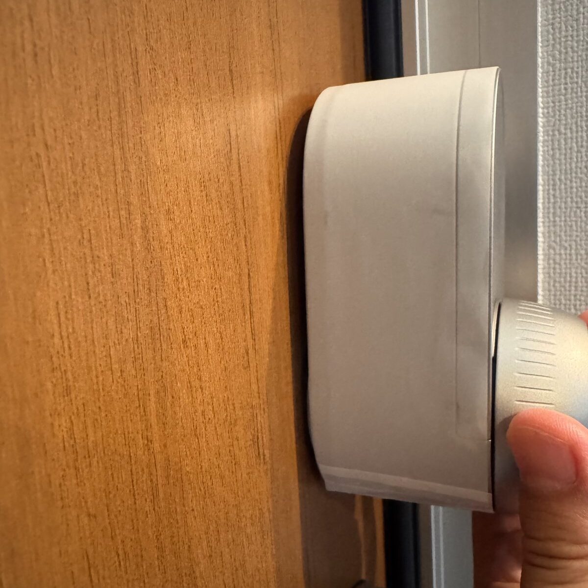 SwitchBotロックUltraの厚みを横から見たところ