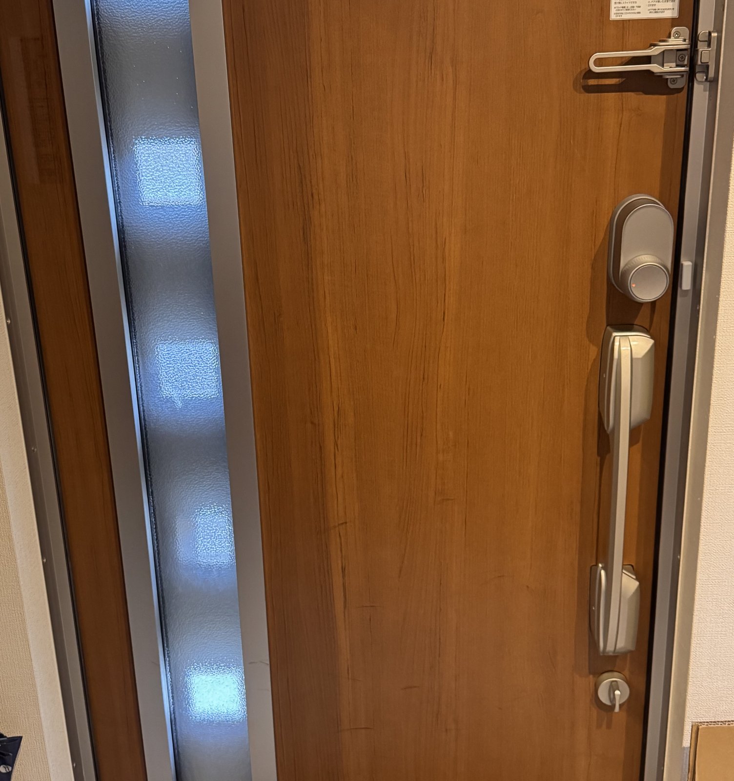 SwitchBotロックUltraを設置した玄関ドア内側の全体