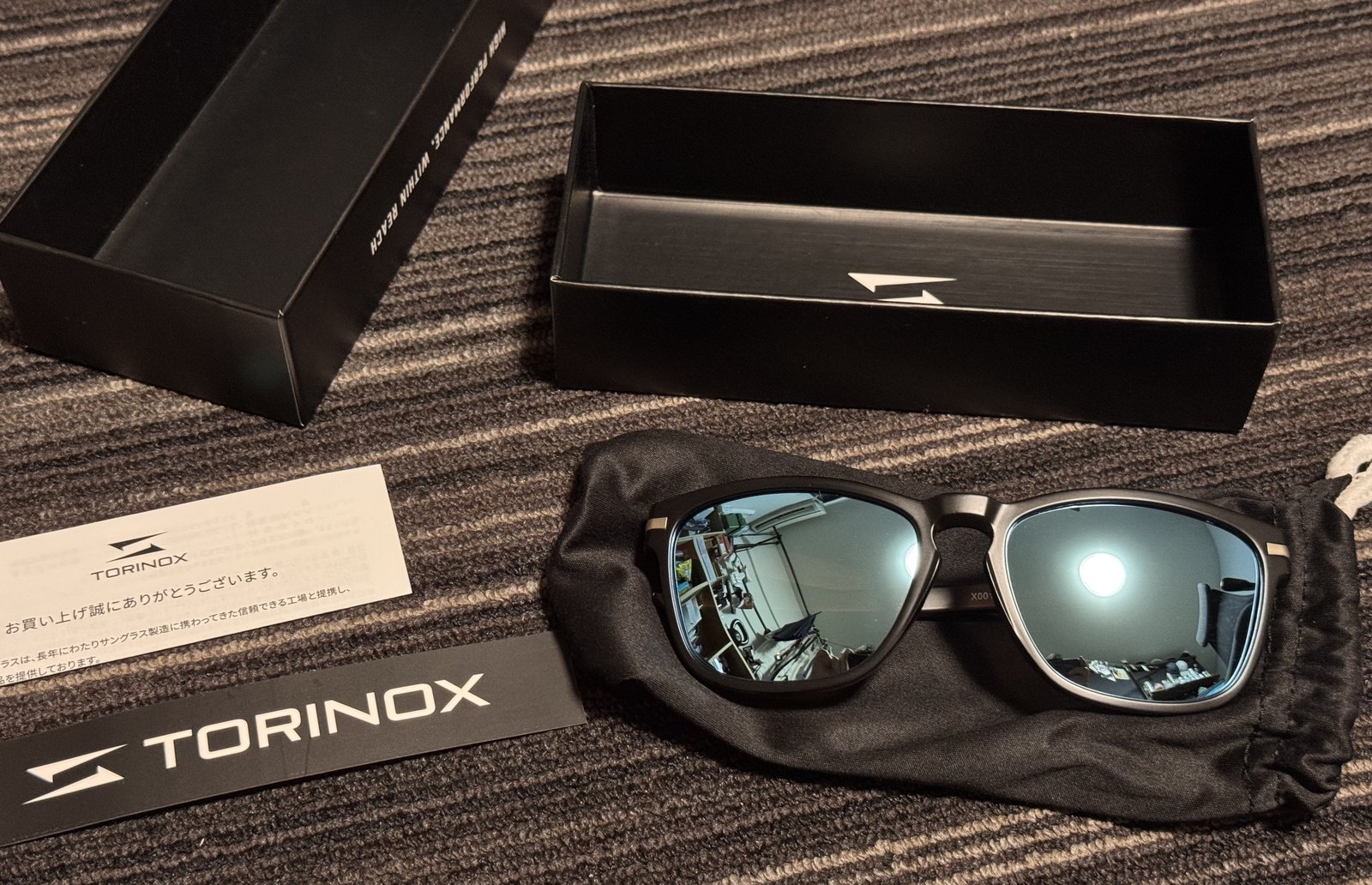 TORINOX ARQ PERFORMANCEの開封状態。本体・巾着ポーチ・ステッカー・お買い上げ礼状
