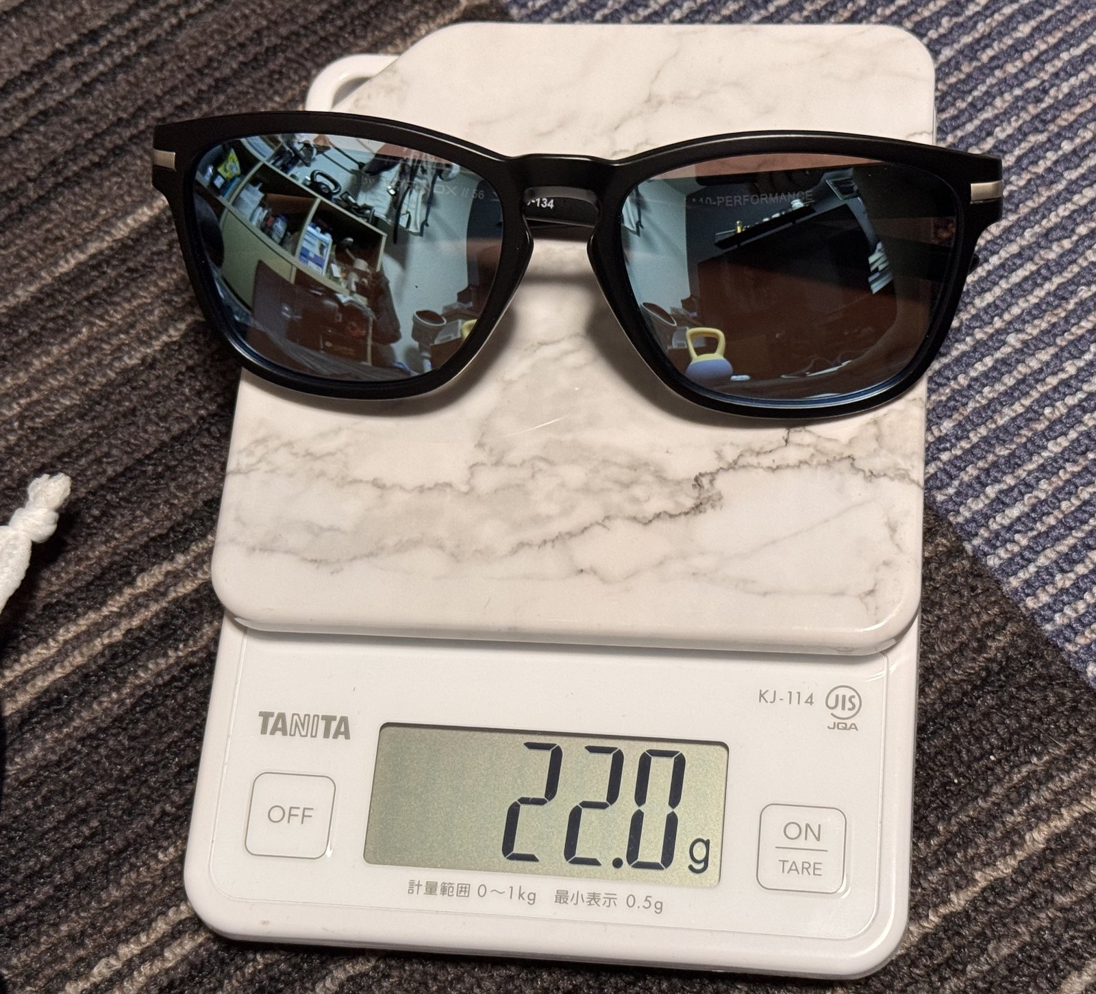 TORINOX ARQ PERFORMANCEをキッチンスケールで量った実測重量22.0g