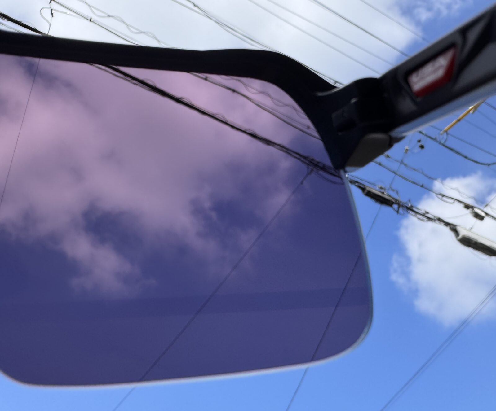 OAKLEY SUTRO LITEのPrizm ROADレンズ越しに見た青空と雲