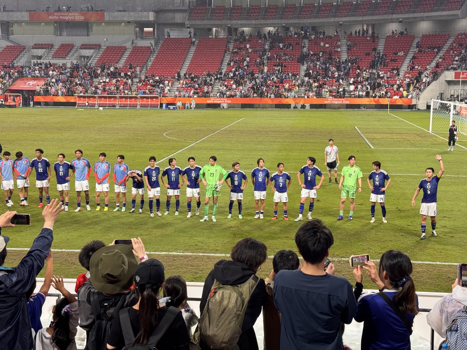 アジア大会2026の豊田スタジアムで、ピッチ上に並ぶ日本代表の選手たち