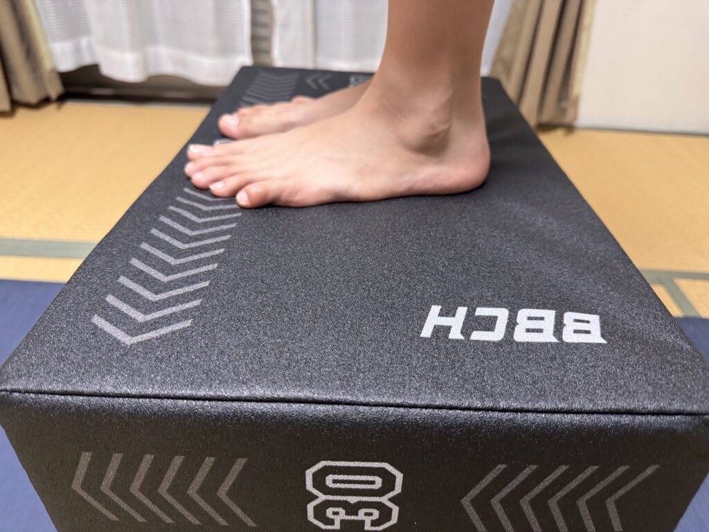 BBCHプライオボックスの上面に子どもが乗った状態