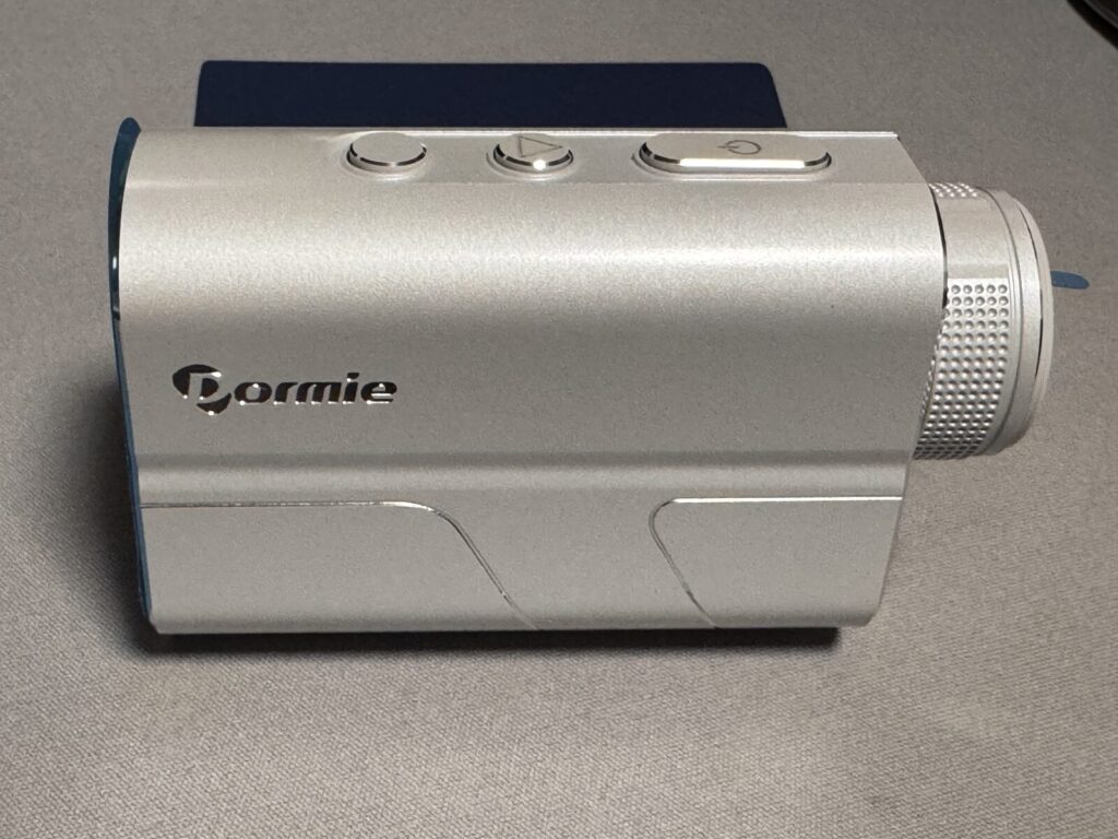 Dormie T200の本体側面。上面にボタンが3つ