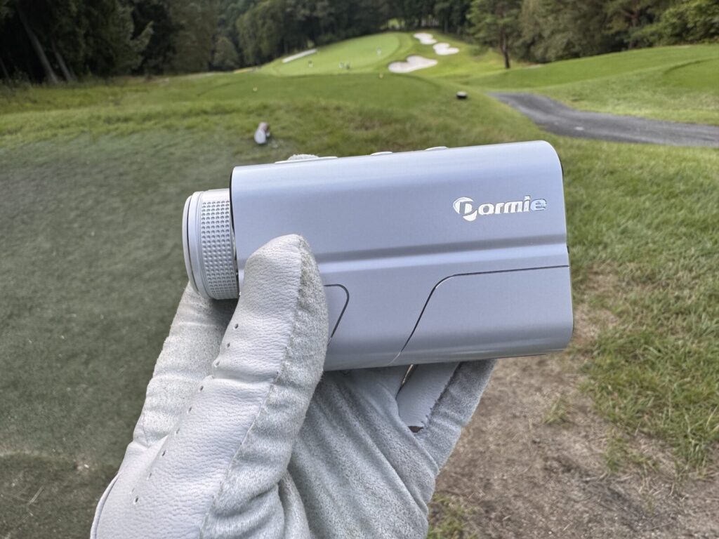 コースでカバーなしのDormie T200を手に持ったところ