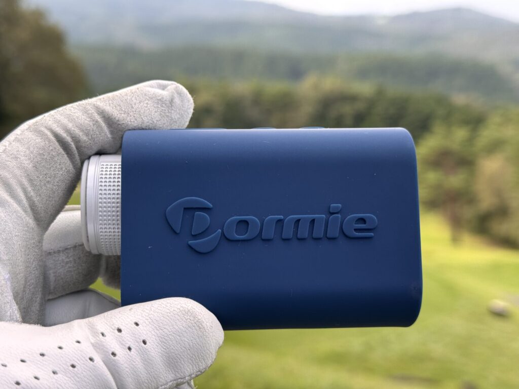 手袋でマグネット付きカバーを装着したDormie T200を持ったところ