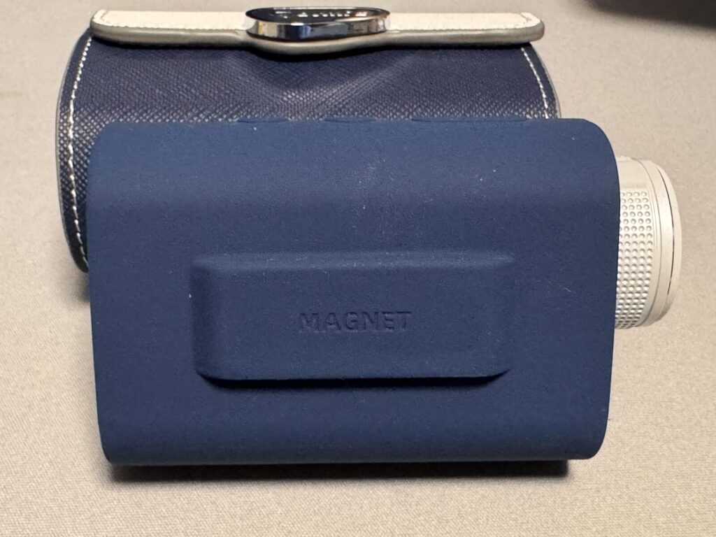 Dormie T200のカバー裏面。MAGNETの刻印がある部分