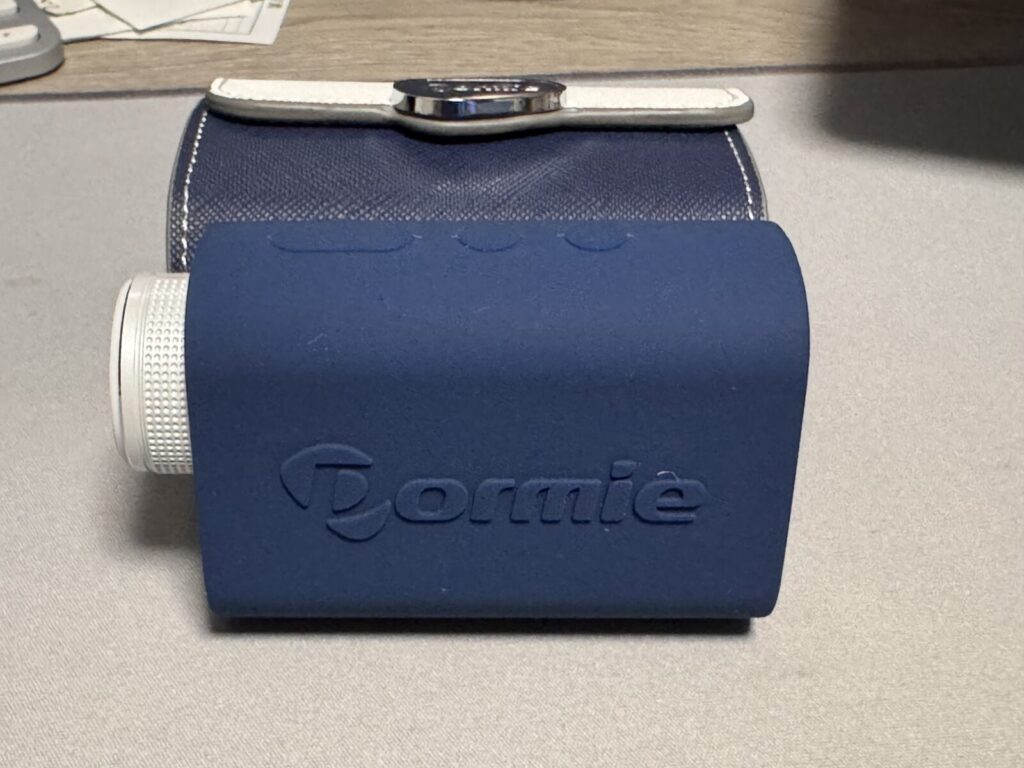 マグネット付きカバーを付けたDormie T200と付属ケース