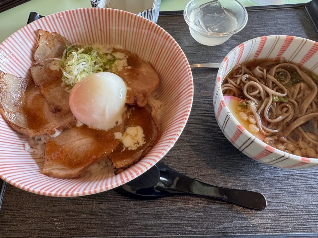 2026年9月、ゴルフ5カントリーみずなみコースの昼食。ボーノポークのチャーシュー丼とそば