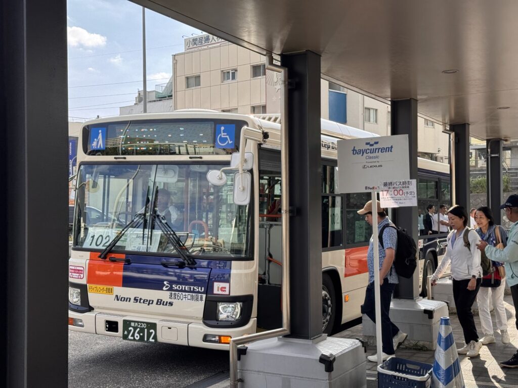 二俣川駅で撮影した大会会場行きのシャトルバス