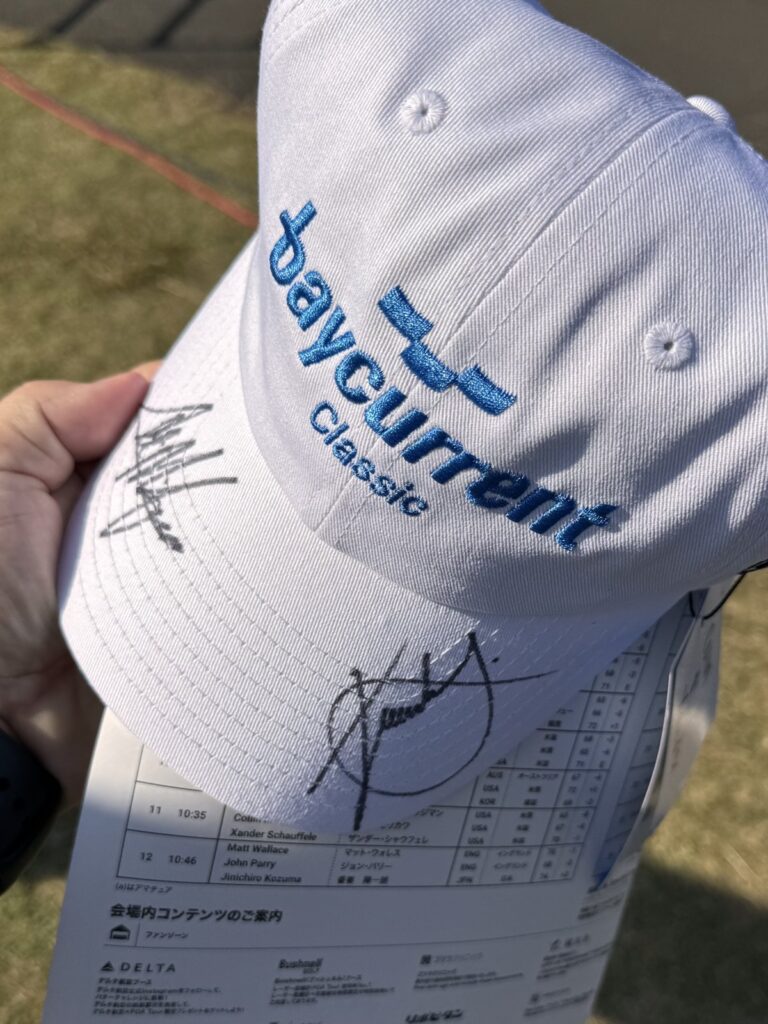 ザンダー・シャウフェレ選手とコリン・モリカワ選手のサインが入った白い大会キャップ