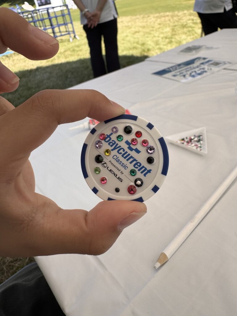 会場でデコレーションしたベイカレントクラシックの大会マーカー