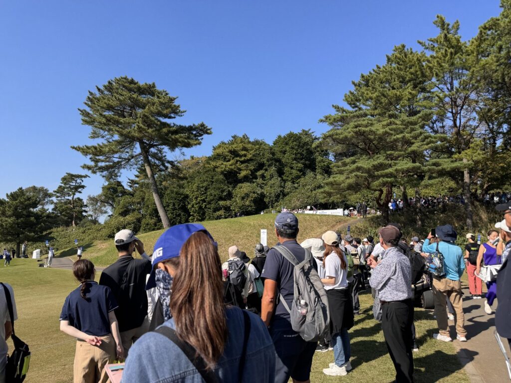 選手のプレーを見守りながらコースを移動する多くのギャラリー
