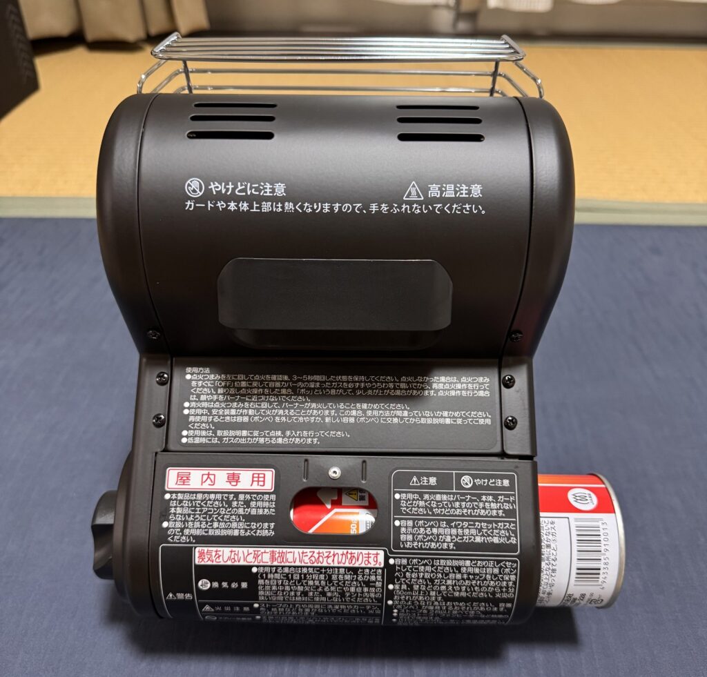 ボンベカバーを閉じたマイ暖miniの背面。ボンベの端が外に出ている