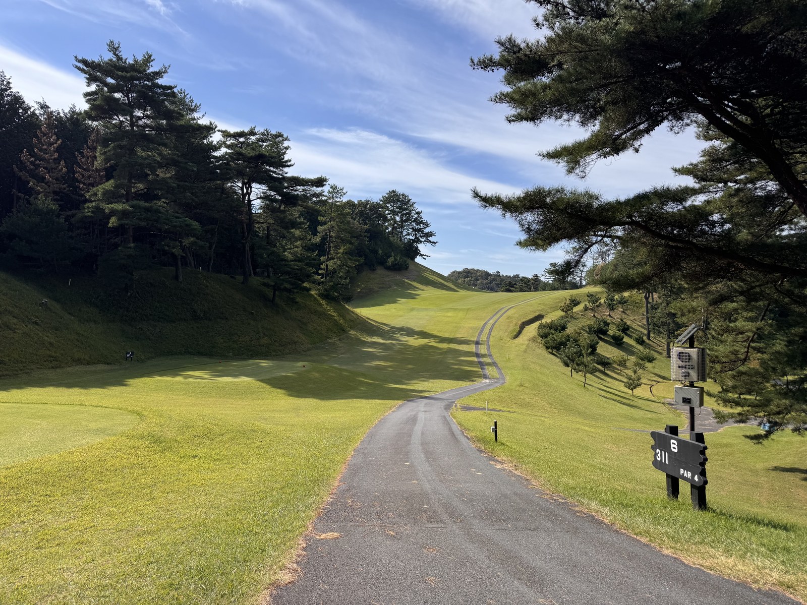 額田ゴルフ倶楽部・東コース6番のカート道とフェアウェイ