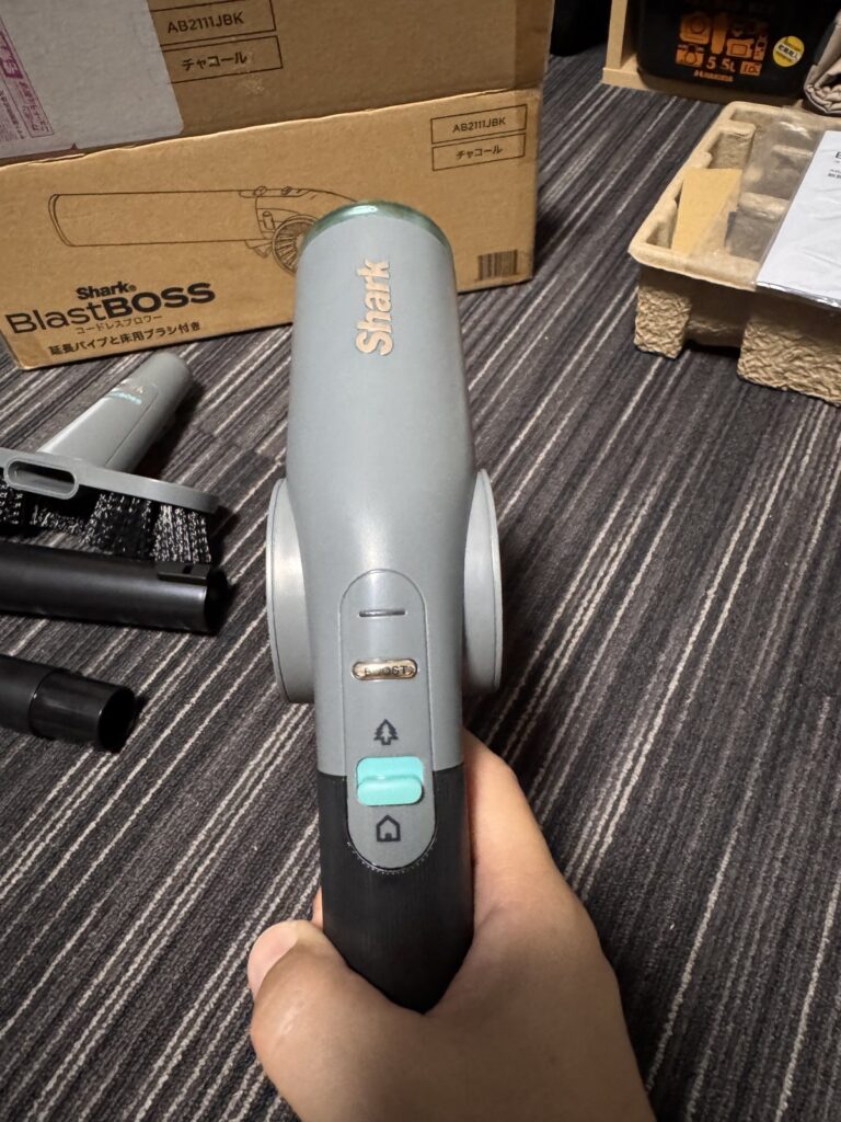 BlastBossを握ったときの手元の操作部。モード切替とBOOSTのボタン