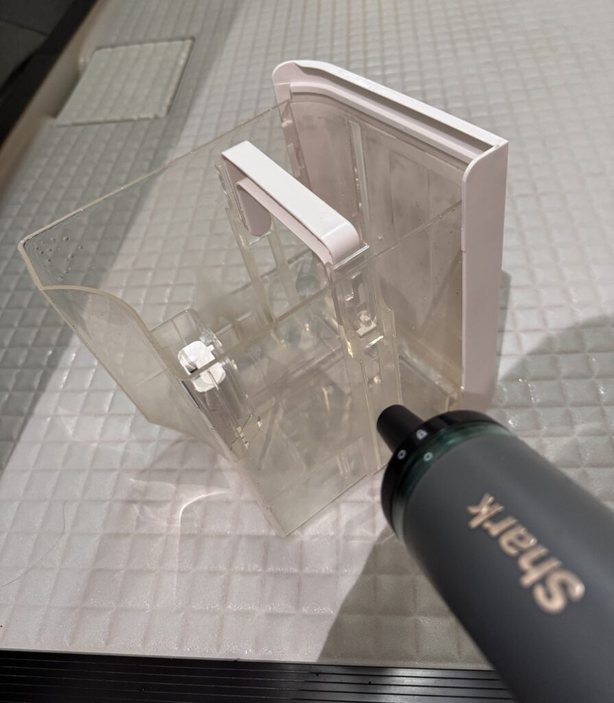 透明な水タンクとBlastBossのノズル。タンクの中に水が残っている